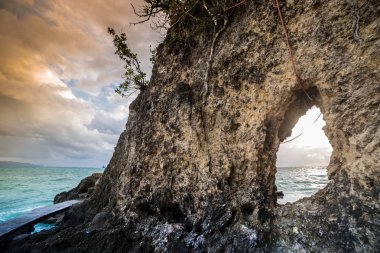 Mağara içinde ana yelken ve deniz manzaralı