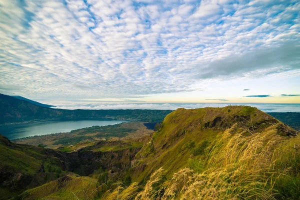 Toppmöte och kratern av vulkanen Batur och panoramautsikten över sjön — Stockfoto