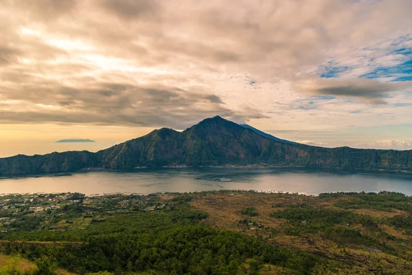 Sunrise vulkán táj kilátás a tetején mount Batur, Bali, Indonézia. — Stock Fotó