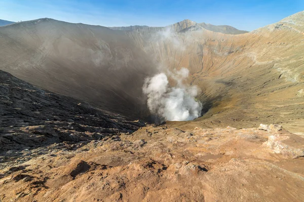 布罗莫火山是一座活跃的火山口火山, 印度尼西亚东爪哇腾格 semeru 国家公园. — 图库照片