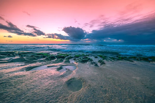 Plage volcanique à Hawaï au beau coucher du soleil — Photo