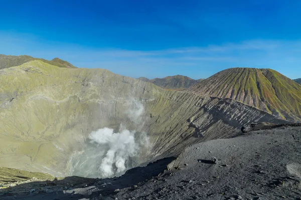 Vulcão Bromo é um vulcão ativo da cratera Tengger Semeru National Park, Java Oriental, Indonésia . — Fotografia de Stock