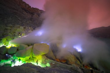 Kawah Ijen'de volkan krater ile mavi alev ve duman görünümüyle sülfürik gündoğumu Doğu Java, Endonezya sabah şafak peyzaj