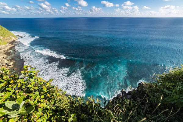 Uluwatu uçurumun kıyısında ve mavi okyanus Bali, Endonezya görünümünü