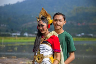 Bali dili Gençler kız ve erkek Bali, Endonezya Bali bir aile törenle üzerinde geleneksel kostüm. Haziran 2018