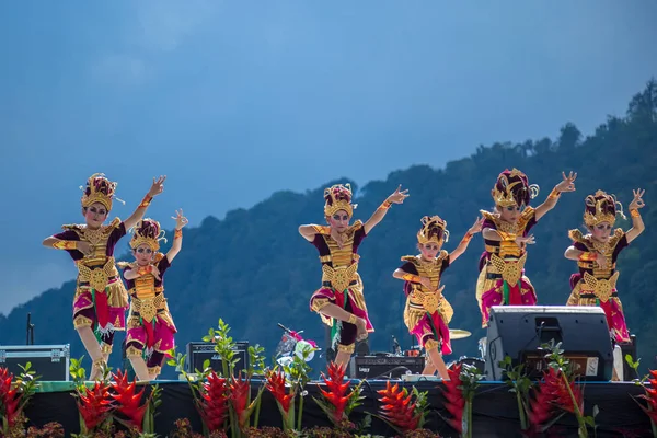 Geleneksel kostümleri genç dansçılar İki Yataklı Göl Festivali Bali, Endonezya hoş geldiniz dans gerçekleştirin. Haziran 2018