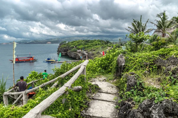 Panorama mare azzurro paesaggio e una barca turistica vicino Crystal Cove piccola isola vicino all'isola di Boracay nelle Filippine — Foto Stock