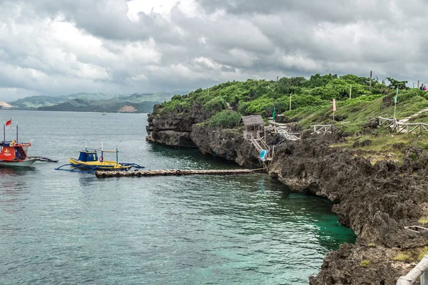 Krajina, azurové moře a skalnaté pobřeží Crystal Cove malý ostrov Boracay Island na Filipínách — Stock fotografie