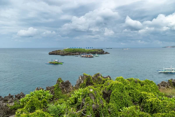 Panorama över ön och turist Crystal Cove småbåtar nära ön Boracay i Filippinerna — Stockfoto
