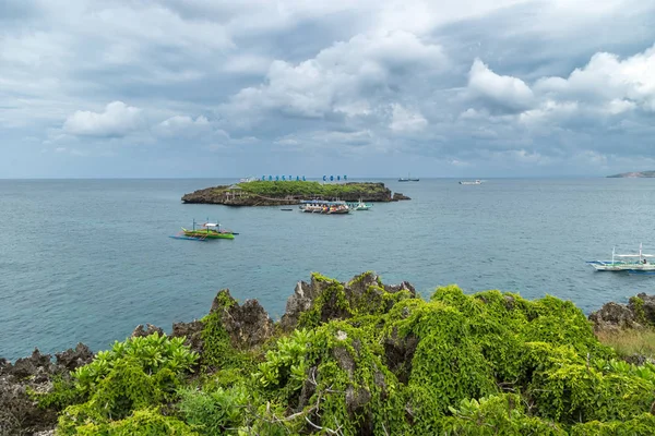 Crystal Cove küçük ada ve turist tekneleri Boracay Adası Filipinler Panoraması