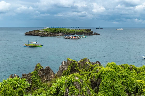 Panorama över ön och turist Crystal Cove småbåtar nära ön Boracay i Filippinerna — Stockfoto