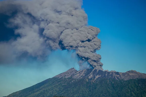 Erupcja wulkanu i dym emisji na Gunung Agung, Bali, Indonezja — Zdjęcie stockowe