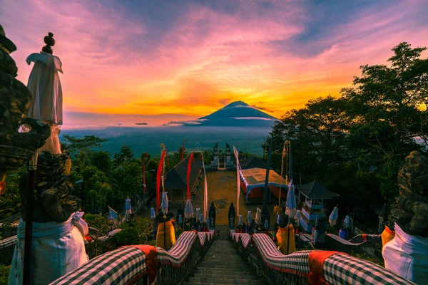 Templo de Lempuyang Luhur com vista para o vulcão Agung no pôr do sol dramático, Bali, Indonésia — Fotografia de Stock