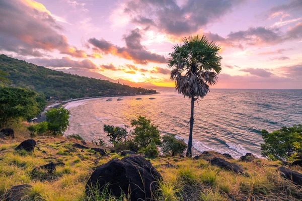 Le soleil se couche avec un ciel coloré et des nuages dans la baie de Jemeluk à Amed, Bali, Indonésie — Photo