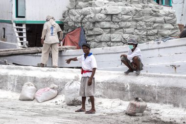 Jakarta, Endonezya - Juli 2018: İşçi gemi boşaltma mal Port Sunda Kelapa, Jakarta porter, olarak iş.