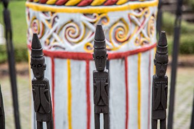 Ahşap bebek şekil üç bilinmeyenli siyah