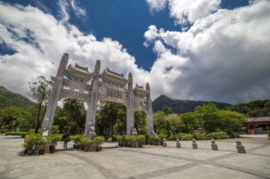 Ngong Ping Köyü'nde kapısı ve yürüyüş yolu, Hong Kong Çin tarzında kapı. Haziran 2018
