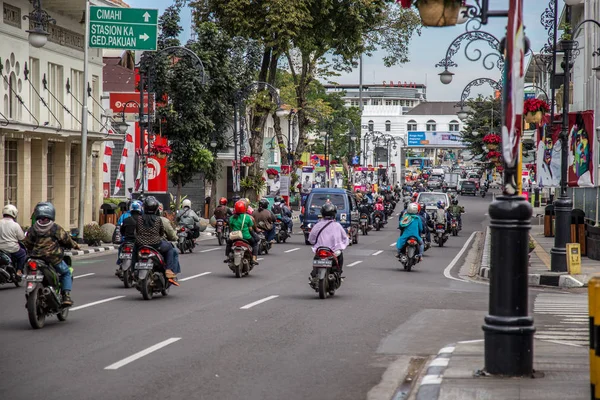 Scooter, West Java, Endonezya için Semarang merkezi trafik. Ekim, 2018