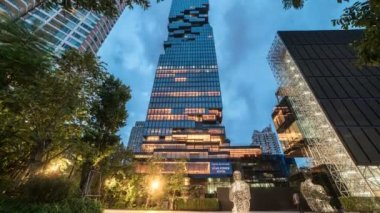 Kral önden görünümü güç Mahanakhon Kulesi, Tayland en yüksek binası. Bangkok, Tayland - Temmuz 2018