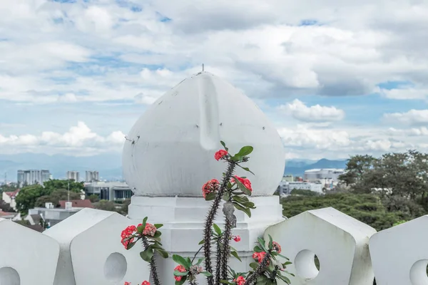 Vita kupol i moskén i Jakarta, Jawa, Indonesien — Stockfoto