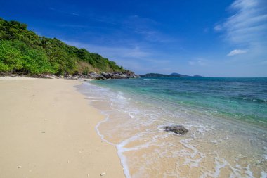 Avuç içi, deniz ve güzel tropikal gizli plaj