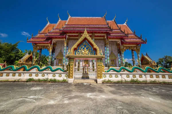 Templo budista Wat Kaew Manee Si Mahathat no dia ensolarado em Phang Nga, Tailândia — Fotografia de Stock