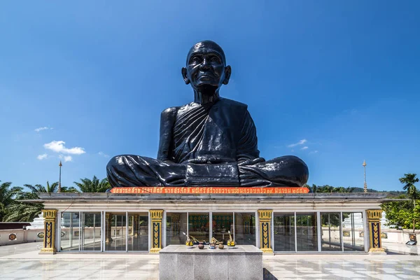 Wielki posąg czarny mnich w Wat Kaew Manee Si Mahathat, Phang Nga, Tajlandia — Zdjęcie stockowe