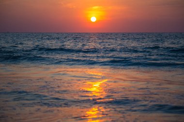 Güzel pembe günbatımı güneş denizde