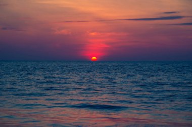 Denizde güzel pembe günbatımı