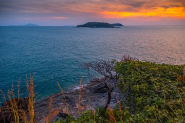 Güzel gün batımı görünümü deniz ve Promthep Cape Phuket, Tayland