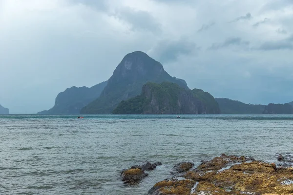 Landschap van El Nido, Palawan. Oceaan en rock eilanden op achtergrond. Bewolkte stormachtige lucht. Filippijnen — Stockfoto