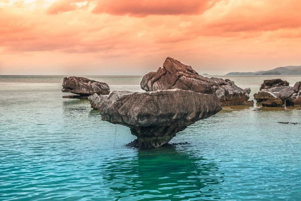 Pierres rocheuses sont debout dans les eaux peu profondes à l'heure du coucher du soleil — Photo