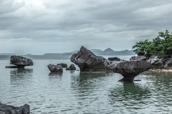 Pietre rocciose sono in piedi nelle secche del mare in giorno nuvoloso — Foto Stock