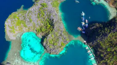 Coron, Palawan, Filipinler, güzel lagünler ve kireçtaşı kayalıkların havadan görünümü.