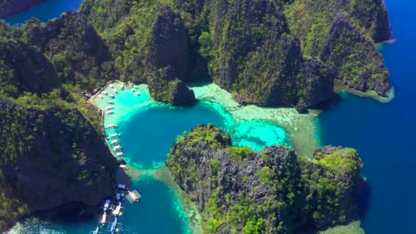 Coron, Palawan, Fülöp-szigetek, légi kilátás a gyönyörű lagúnák és mészkő sziklák. — Stock videók