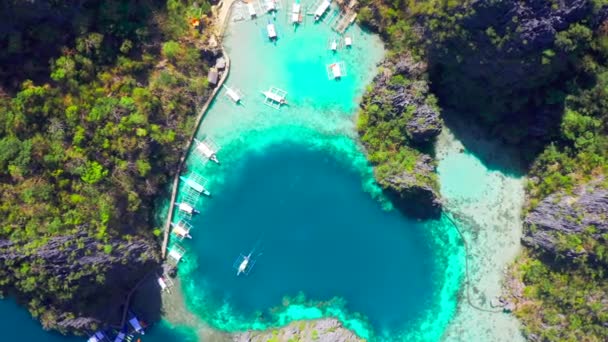 Coron, Palawan, Filipinas, vista aérea de belas lagoas e penhascos de calcário . — Vídeo de Stock