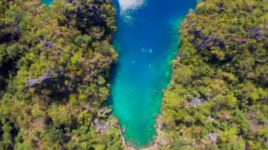 Palawan, Filipinler, Coron adasında Kayangan ve Barracuda Gölü havadan görünümü.