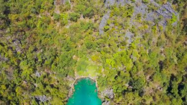 Coron, Palawan, Filipinler, güzel lagünler ve kireçtaşı kayalıkların havadan görünümü.