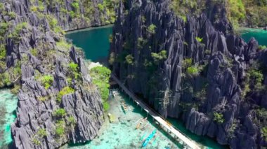 Coron adasında güzel zümrüt ikiz lagünler ve tekneler havadan görünümleri, Palawan, Filipinler