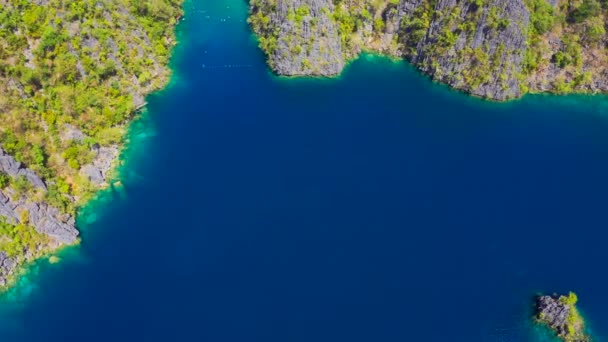 Palawan, Filippijnen, luchtfoto van Kayangan en barracuda meer op het eiland Coron. — Stockvideo