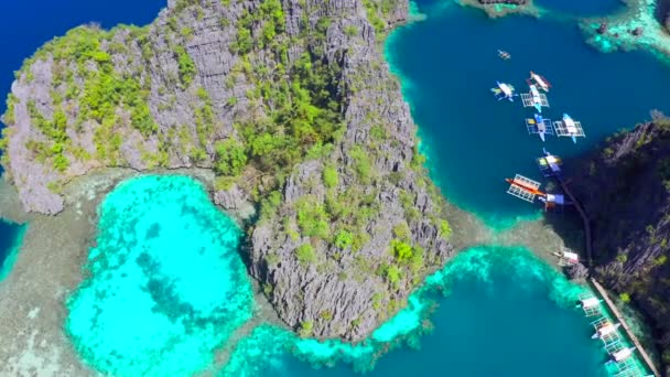 Coron, Palawan, Fülöp-szigetek, légi kilátás a gyönyörű lagúnák és mészkő sziklák. — Stock videók