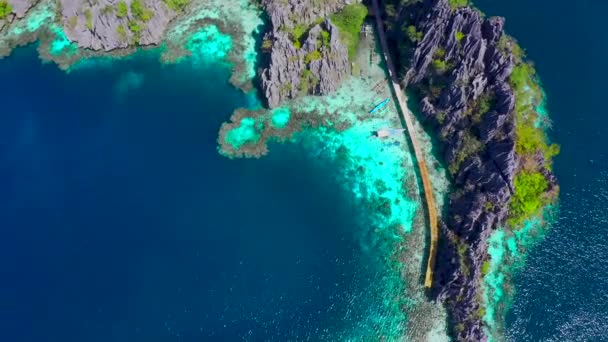 Luftutsikt på vackra smaragd Twin laguner i Coron Island, Palawan, Filippinerna — Stockvideo