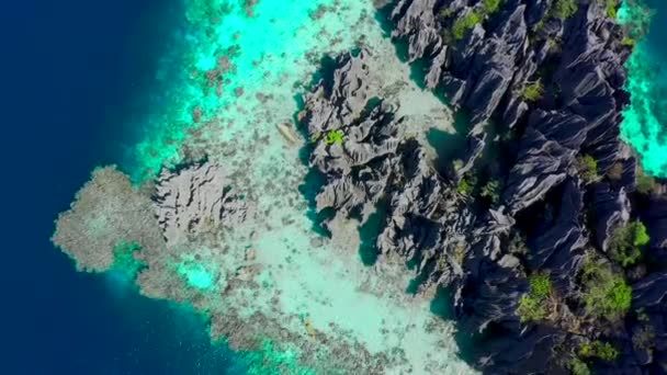 Havadan üst görünümü uçan inanılmaz kayalar ve tropikal mercan resifi lagün. Kayak denize açılıyor. Coron, Busuanga, Filipinler. — Stok video