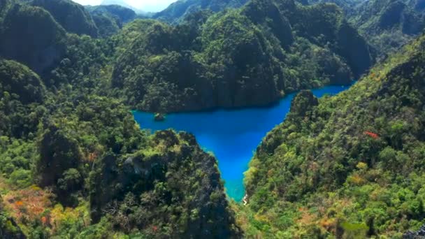 Palawan, Filipinler, Coron adasında Kayangan ve Barracuda Gölü havadan görünümü. — Stok video