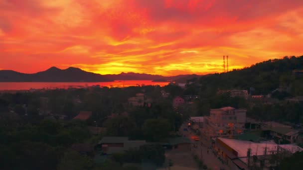 Descolagem sobre a cidade de Coron da ilha de Busuanga durante um belo pôr do sol com vista para o mar e montanhas. Vista aérea 4K — Vídeo de Stock