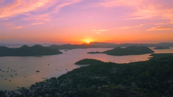 Busuanga adasında inanılmaz günbatımı zamanında güzel bir köy Coron , Filipinler. Havadan görünüm 4k — Stok video