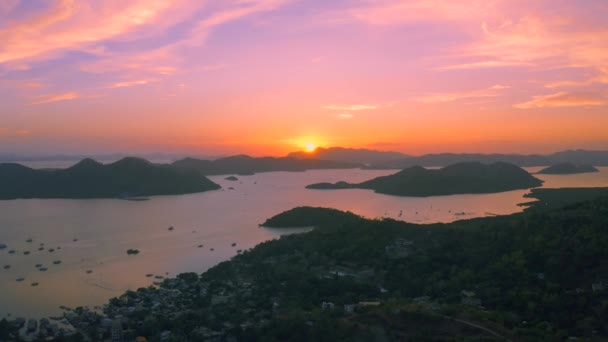 A beautiful village Coron at amazing sunset time in Busuanga island, Philippines. Вид с воздуха 4K — стоковое видео