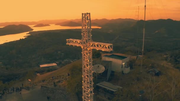 Monte Tapyas con gran cruz religiosa cristiana a la hora del atardecer increíble en la ciudad de Coron. 15 febrero - 2019. Isla Busuanga, Palawan, Filipinas . — Vídeos de Stock