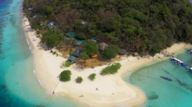 Koron, Busuanga adası, Palawan, Filipinler 'deki tropikal kumlu sahil Malcapuya ve gök mavisi deniz manzarası. Hava görüntüsü 4k