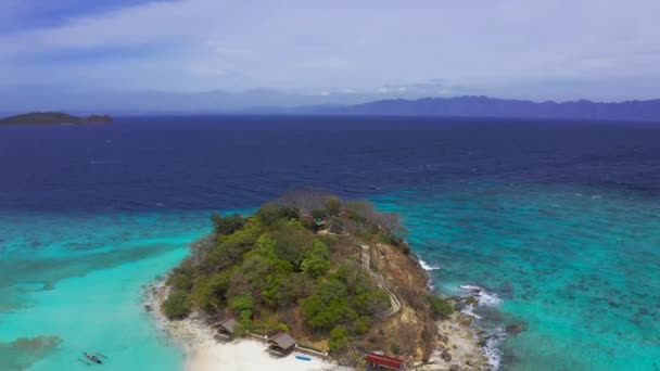 Isla tropical deshabitada y salvaje con palmeras y mar azul. Arena blanca en blanco en una isla tropical. Vista aérea 4K — Vídeo de stock